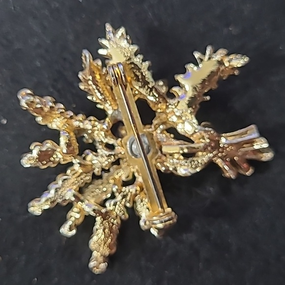 Elegant Floral Brooch - Picture 2 of 2